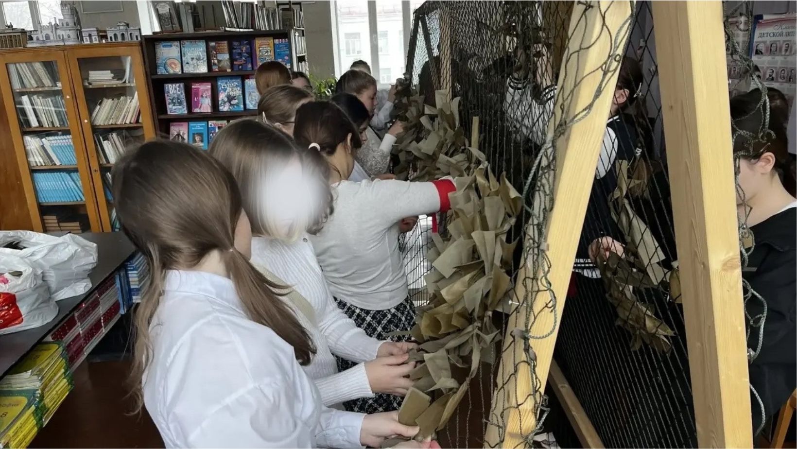 Школа №14 міста Сімферополь. Шкільна бібліотека в якій дітей змушуть плести сітки для окупаційної армії 